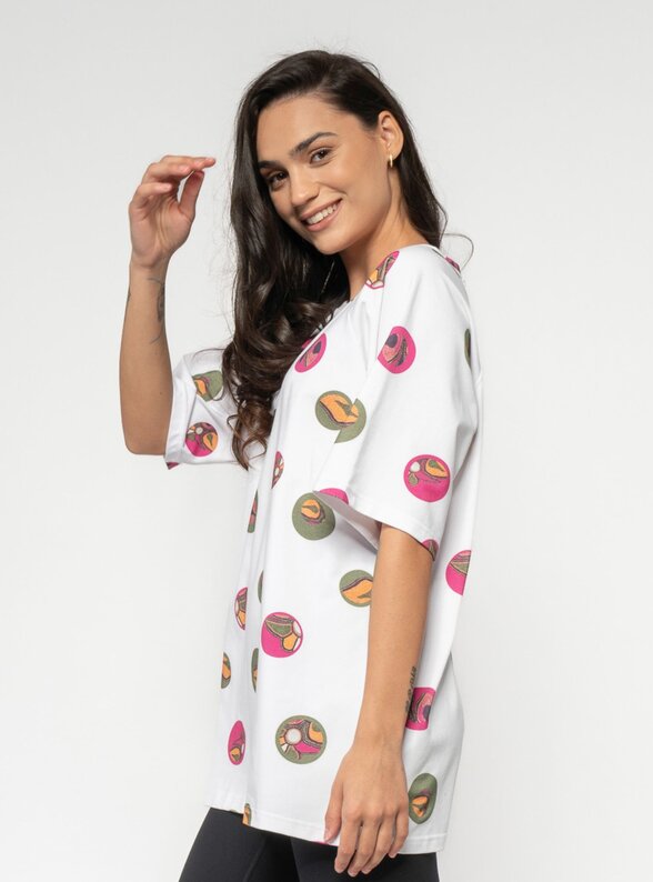 Dámske oversize tričko biele s malými vzormi 